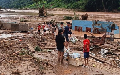 Mỹ Lý sau một ngày bị lũ cày nát: Người dân bới bùn tìm lại cuộc sống đã mất