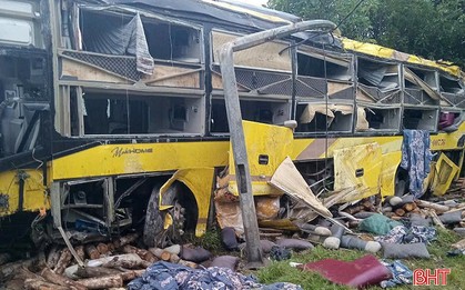 Nóng: Lật xe khách ở Hà Tĩnh, 9 người tử vong, nhiều người bị thương