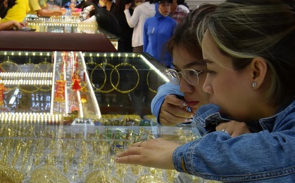 Giá vàng hôm nay, 25-7: Tiếp tục lao dốc