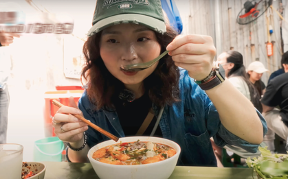 Khách Trung Quốc mê mẩn 1 món bún trong ngõ ở Hà Nội, ăn xong phải “giơ ngón cái” vì vị ngon tuyệt hảo