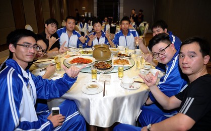 Đi họp lớp, lớp trưởng vô tình nhắc chuyện quá khứ khiến tôi nghe mà run tay, về nhà vội chuyển 5 triệu cho bạn cùng bàn
