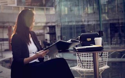 Nữ giám đốc kinh doanh xinh đẹp đã bị sa thải nhưng ngày nào cũng đến Trung tâm tài chính nói chuyện 1 mình: Thực tế tàn khốc khiến ai cũng xót xa