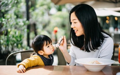Đi học ăn vèo vèo hết bát cơm, về nhà đút mãi không chịu ăn: Lý do khiến mẹ nào cũng bất ngờ