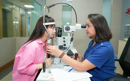 Hành trình vượt qua nỗi sợ mổ cận của nữ văn phòng: Thu nhập tăng nhiều lần sau khi tháo kính