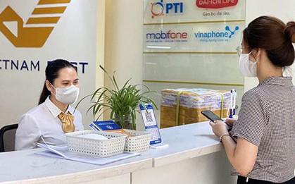 Đã gửi 15 triệu đồng, khách hàng tiếp tục đến bưu điện chuyển khoản thêm 60 triệu đồng: Nhân viên Vietnam Post vừa giao dịch, vừa báo công an