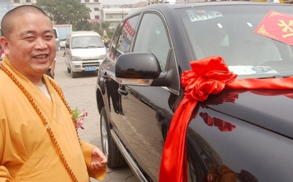 Choáng với độ giàu có của trụ trì Thiếu Lâm Tự: Cà sa dát vàng, 15 siêu xe