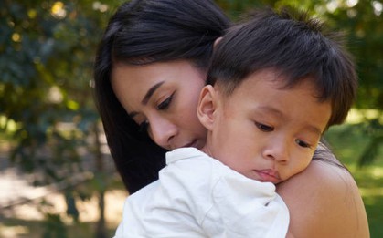 Nếu người mẹ vừa kiếm tiền, vừa nấu ăn, vừa tự xoay xở mọi việc, con dễ xuất hiện biểu hiện tiêu cực này!