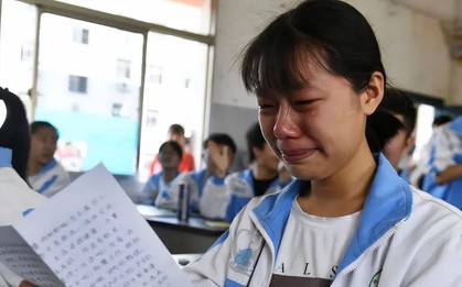 Nữ sinh nhận được giấy báo đỗ đại học danh tiếng, đóng học phí nhập học được 2 tháng thì nhà trường tuyên bố: "Em không đủ điều kiện vào trường"