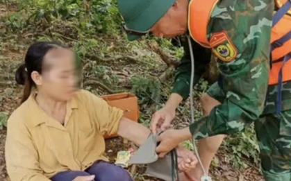 Người phụ nữ mắc kẹt giữa lũ cả tuần, phải ăn lá rừng để sống