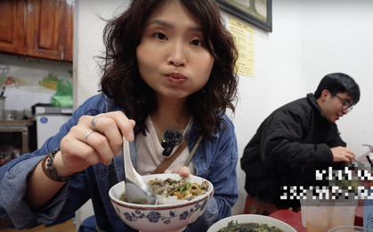 Khách Trung Quốc lần đầu thử món bánh dân dã ở Hà Nội, ngỡ ngàng vì "ngon khủng khiếp"