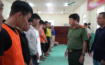 Gần 200 cảnh sát đồng loạt ra quân, bắt 74 người, thu 2 thùng tài liệu lớn chứa đựng gì bên trong?