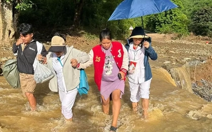 Trên con đường sạt lở, mẹ tròn con vuông: Cuộc vượt cạn khó tin của sản phụ vùng lũ