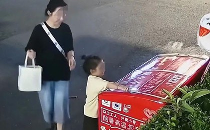 Bức ảnh đang khiến cộng đồng mạng bức xúc: Cha mẹ ăn mặc tươm tất nhưng cách cư xử lại khiến con bị ảnh hưởng cả đời