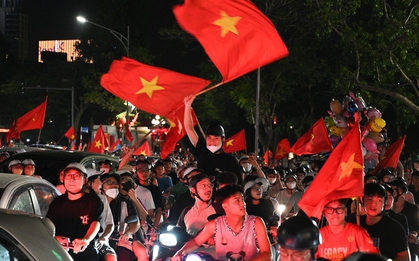 Cổ động viên đổ xô ra đường giữa đêm mừng lần thứ 3 xưng vương Đông Nam Á của U23 Việt Nam