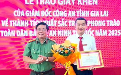Cụ bà U70 nộp tiền vào tài khoản ngân hàng, nhân viên Agribank đọc nội dung chuyển khoản liền ngừng giao dịch và được trao bằng khen