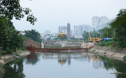 Hà Nội: Cảnh tượng lạ trên sông Tô Lịch khiến ai cũng phải ngoái nhìn