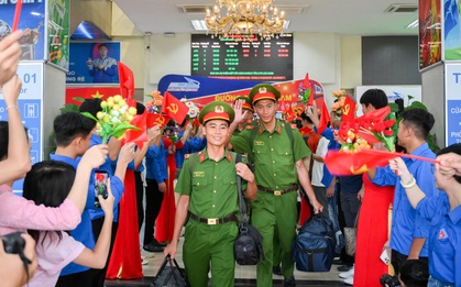 Cảnh đặc biệt tại ga Hà Nội: Người dân nồng nhiệt chào đón 556 cán bộ, chiến sĩ miền Nam chuẩn bị thực hiện nhiệm vụ A80