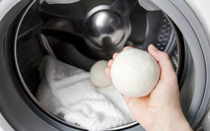 Bỏ 3 quả bóng vào máy giặt, mẹo giúp quần áo nhanh khô hơn nhưng rất ít người biết