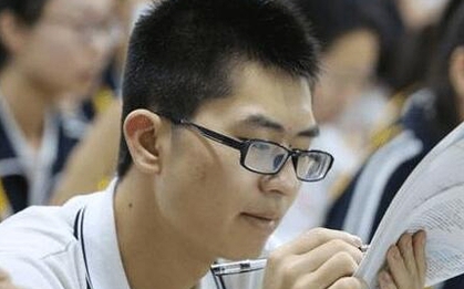Nam sinh học giỏi vui mừng nhận giấy báo đỗ đại học danh giá, nhưng vừa đọc nội dung, bố mẹ bảo ngay: "Con nên thi lại"