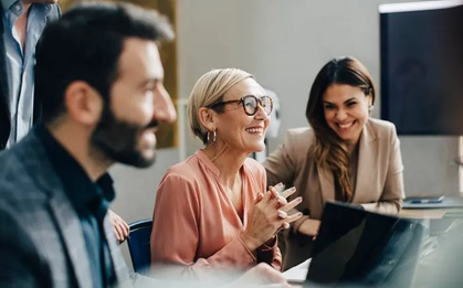 Công ty nhà người ta: Nhân viên mất vì bị cây rơi trúng, gia đình vẫn nhận lương trong 10 năm, con cái được phát 25 triệu đồng/tháng cho đến năm 19 tuổi