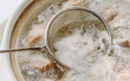 Nước luộc thịt có váng bọt do thực phẩm nhiễm hóa chất?