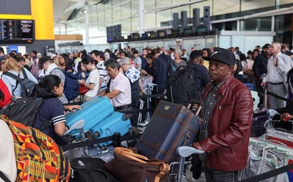 Khủng hoảng hàng không Anh: Hàng trăm chuyến bay bị hủy, hành khách vật vã ở sân bay vì lý do không ngờ