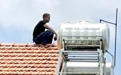TP HCM: Người đàn ông cầm dao leo lên nóc nhà khiến người dân hoảng sợ