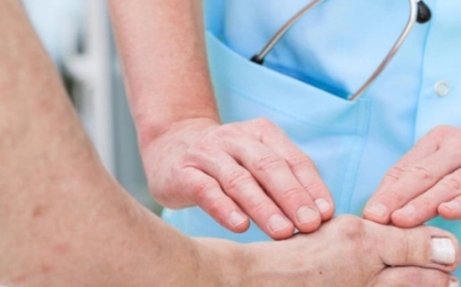 Liều lĩnh đánh cược mạng sống với mẹo 'chích máu trị gout'