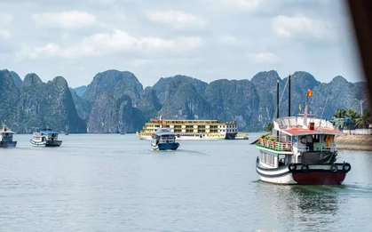 Du khách tấp nập đến vịnh Hạ Long