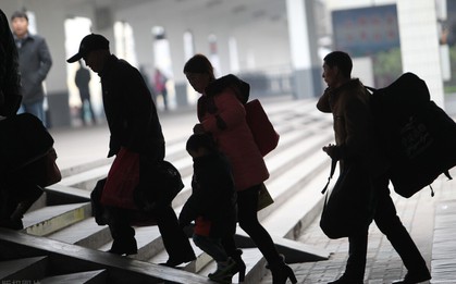 Có những đứa trẻ lớn lên chỉ để… đếm ngày rời khỏi nhà