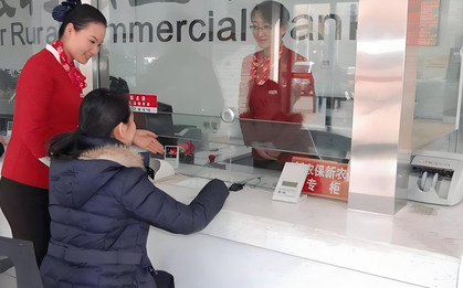 Quét nhà bỗng tìm thấy sổ tiết kiệm tưởng mất vài năm trước, ra ngân hàng lấy tiền thì được thông báo: Đã rút 4 đợt, tài khoản 0 đồng