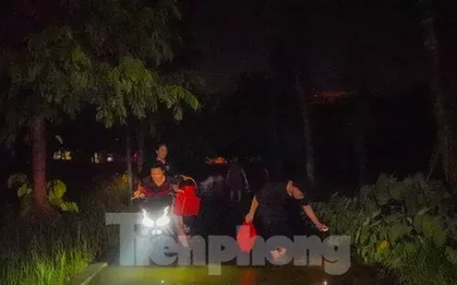 Công viên thành sông sau mưa, người Hà Nội bì bõm bắt cá giữa đêm