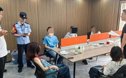 Đột kích một căn hộ khả nghi, phát hiện nhiều thanh niên đang chăm chú sử dụng điện thoại, mở hàng loạt tài khoản ngân hàng