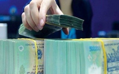 Lãi suất giảm mạnh, vì sao người dân vẫn đổ tiền vào ngân hàng?