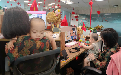Mẹ bỉm Hà Nội bế con đi làm: Vừa chạy deadline vừa... thay tã cho con, may sao được đồng nghiệp thông cảm và hỗ trợ