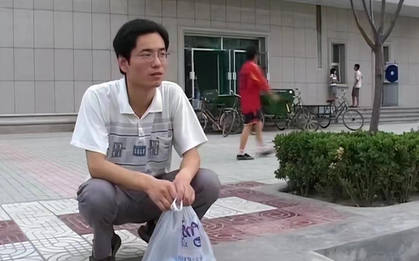 2 tháng nữa tốt nghiệp ĐH thì biến mất: Cha nghèo bật khóc vì bán hết tài sản, nợ nần nuôi con gái ăn học