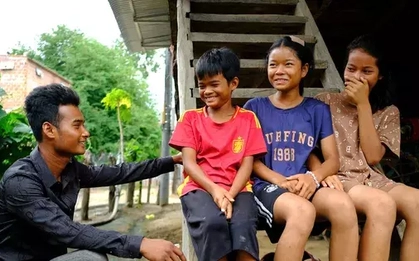 Vụ dùng drone cứu người: Xuất hiện thêm chàng trai bơi giữa dòng lũ cứu em nhỏ