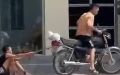 Phẫn nộ hình ảnh bé trai bị bố xích chân kéo lê trên đường phố Hải Phòng