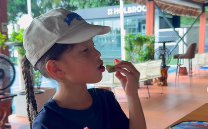 Hành động nhỏ của Lisa khi ăn dưa hấu, netizen khen: "Mẹ Hà dạy con khéo thật!"
