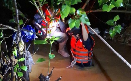 Đà Nẵng: Nhiều nơi bị ngập sâu do mưa lớn, dân quân, công an xung kích giúp dân