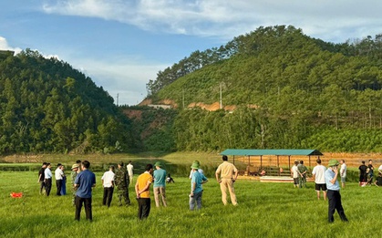 Đi xe bán tải vào lòng hồ cạn, vợ chồng tài xế bị đuối nước tử vong