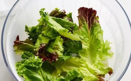Rửa kỹ vẫn không hết ký sinh trùng, chuyên gia chỉ cách ăn rau sống an toàn nhất