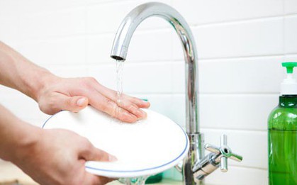 Khi rửa bát đĩa, hãy làm theo cách này để sạch hết hóa chất: Đừng vội vàng để rồi "ăn" chất tẩy rửa vào người