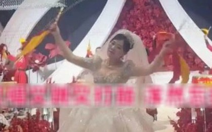 Cô dâu 38 tuổi gây tranh cãi vì trình diễn "lố" trong đám cưới