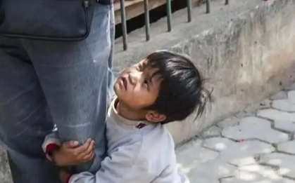 Cậu bé ăn xin trên cầu vượt nhận ra mẹ mình, nhưng chị không chịu thừa nhận. Cảnh sát cho biết: Người mẹ đã làm đúng
