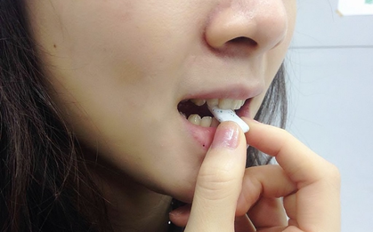 Nhai loại kẹo này 8 phút, bạn đã nuốt hàng nghìn hạt vi nhựa vào người: 5 nguồn ẩn chứa vi nhựa ít ai ngờ tới
