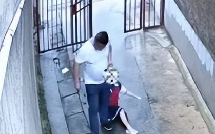 Người đàn ông bắt cóc, kéo lê bé gái dưới mưa nhưng chỉ bị giam giữ 15 ngày: Lý do gây phẫn nộ!