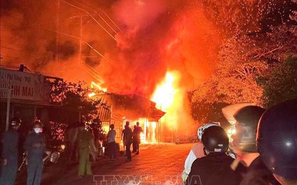 Bố đi nhậu khóa trái cửa, bé trai bị mắc kẹt trong đám cháy nhà
