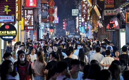 Nợ ngập đầu, người khổ sở, kẻ đua nhau lên mạng ‘khoe’ để biến nguy thành cơ: Hé lộ mảng tối trong hệ thống tài chính của nền kinh tế lớn thứ 2 thế giới