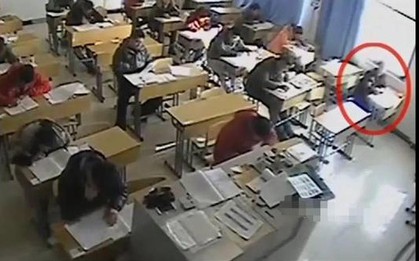 Thi đại học, nam sinh ở Trung Quốc liên tục dùng tẩy xóa đi đáp án đã điền, giám thị liếc nhìn rồi lập tức báo cảnh sát
